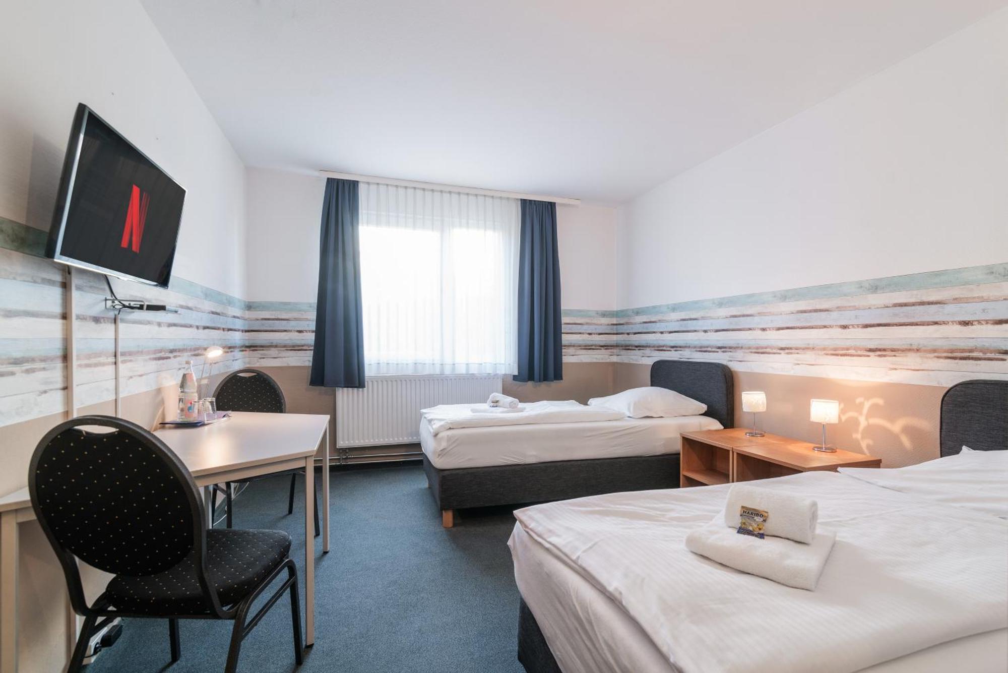 Hotel Cafe Galerie - Smart Tv - Free Parking Garbsen Exterior photo