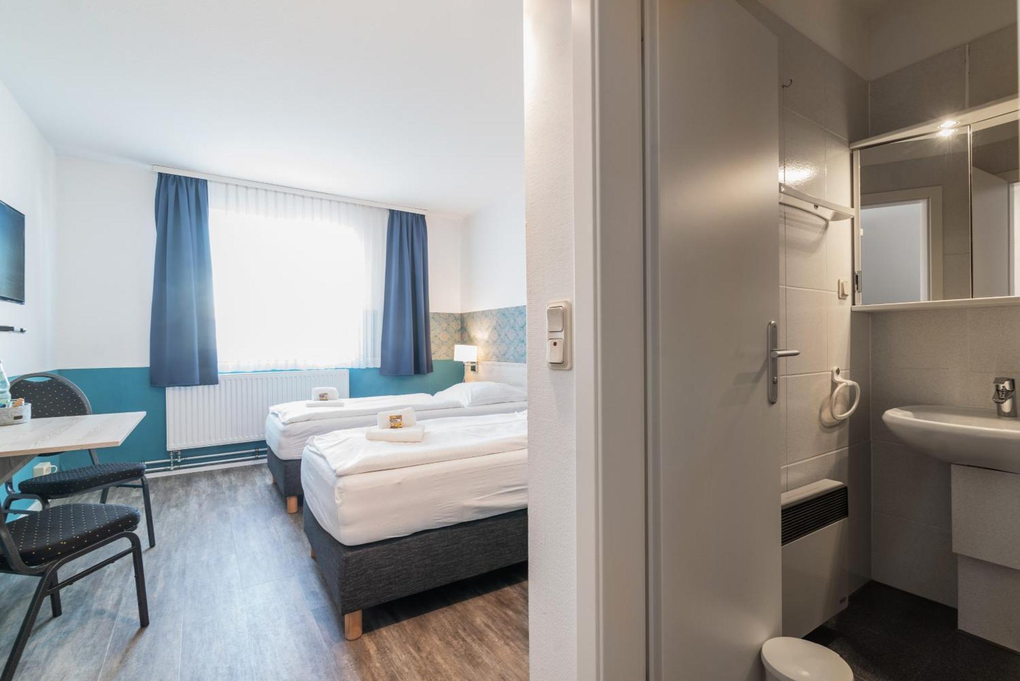 Hotel Cafe Galerie - Smart Tv - Free Parking Garbsen Exterior photo